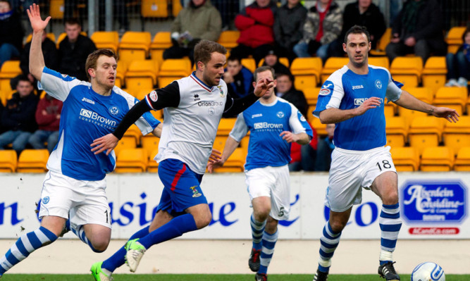 ICT striker Andrew Shinnie gives Liam Craig (left) and David McCracken (right) something to worry about.