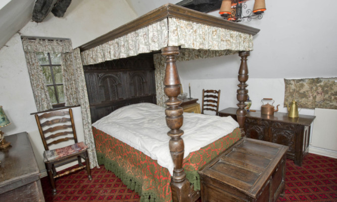 The four poster bed found in the couple's home dates to around 1620.