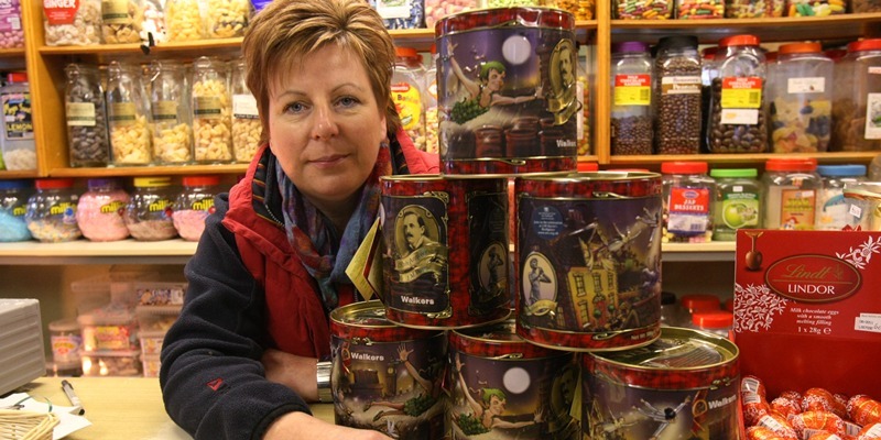 DOUGIE NICOLSON, COURIER, 30/12/10, NEWS.
DATE - Thursday 30th December 2010.
LOCATION - Star Rock Shop, Kirriemuir.
EVENT - Peter Pan shortbread.
INFO - Shop owner Wendy Patterson with some of the last remaining tins of the shortie.
STORY BY - Forfar office.