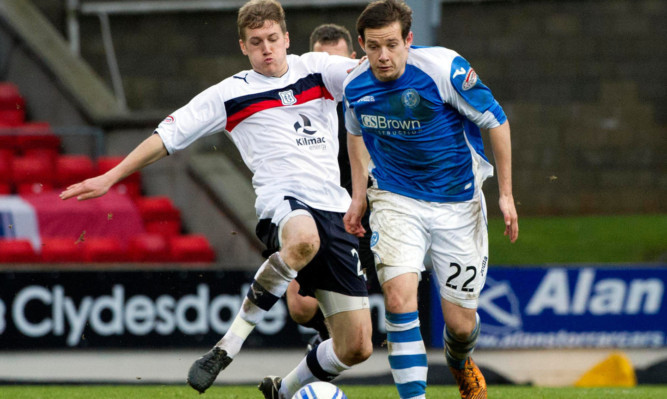 Pawlett (right) in action against Dundee's Jim McAllister.