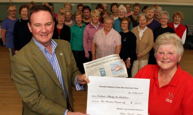 Jill Stewart presents the cheque to Gavin Davey OBE, chief executive, Perth Airport.