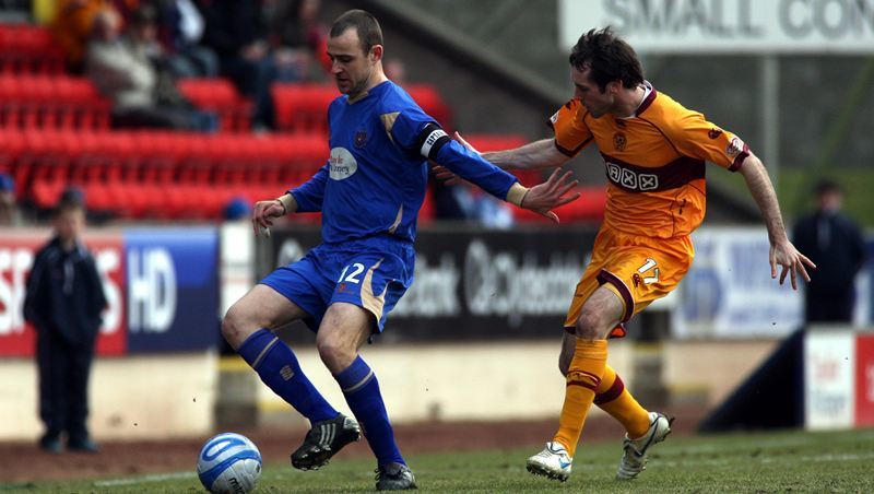 McDiarmid Park, Crieff Road, Perth.   St Johnstone FC v Motherwell FC.         Action from the match.          Pictured, Dave Mackay (Saints) and Jim O'Brien (MFC).