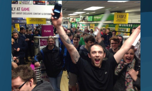 Fans queue at GAME in Dundee to buy Call of Duty: Advanced Warfare.
