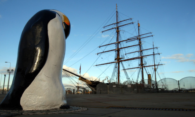 Not worth a visit? A penguin statue in front of the RRS Discovery.