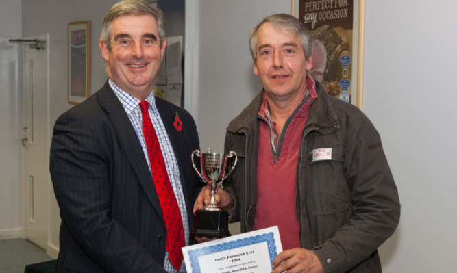 John Dracup presents the award for steers to Andrew Baillie, Noranbank, Finavon.