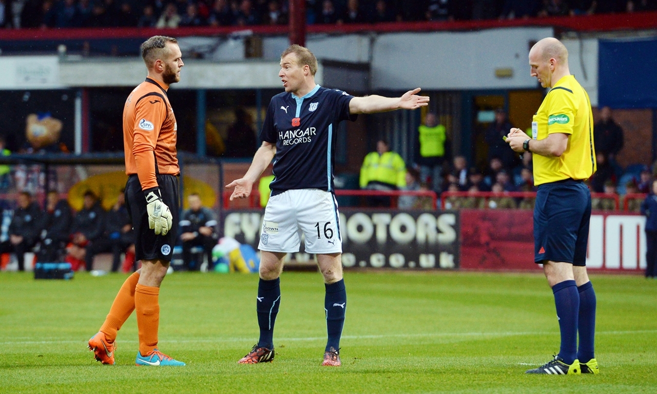 08/11/14 SCOTTISH PREMIERSHIP
DUNDEE V ST JOHNSTONE (1-1)
DENS PARK - DUNDEE
Dundee's David Clarkson (centre) appeals to Referee Bobby Madden as he receives a booking