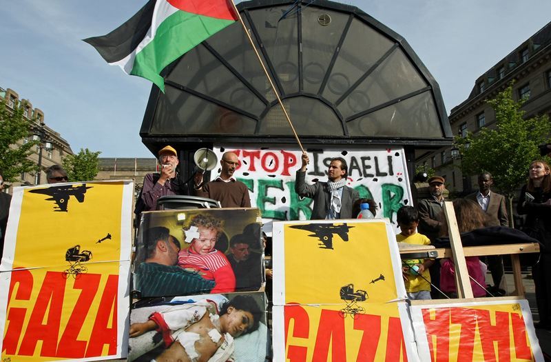 Kim Cessford, Courier - 31.05.10 - demonstration / vigil for the Israeli attack / policing of the humanitarian convoy headed for Gaza in City Square