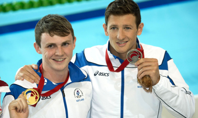 Ross Murdoch (left) with his gold medal and Scotland team-mate Michael Jamieson.