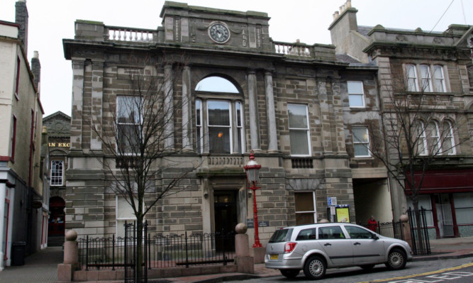 Michael Smith appeared at Arbroath Sheriff Court after threatening to petrol bomb the Osnaburg Bar in Forfar.