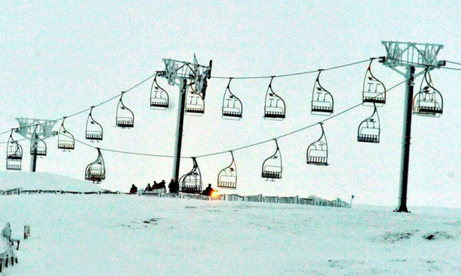 The sagging line of the damaged chairlift.