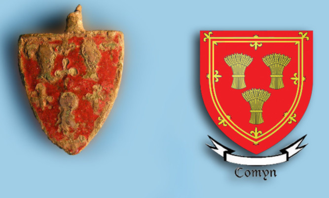 The badge found at Loch Leven bears a strong resemblance to the Comyn coat of arms.