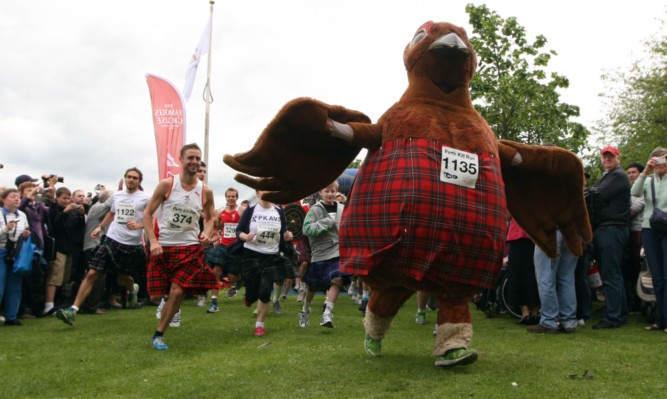 The kilt runs begins, being led by the race mascot.