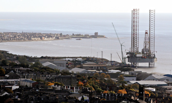 There are to develop a railhead at Dundee port to attract more business to the area.