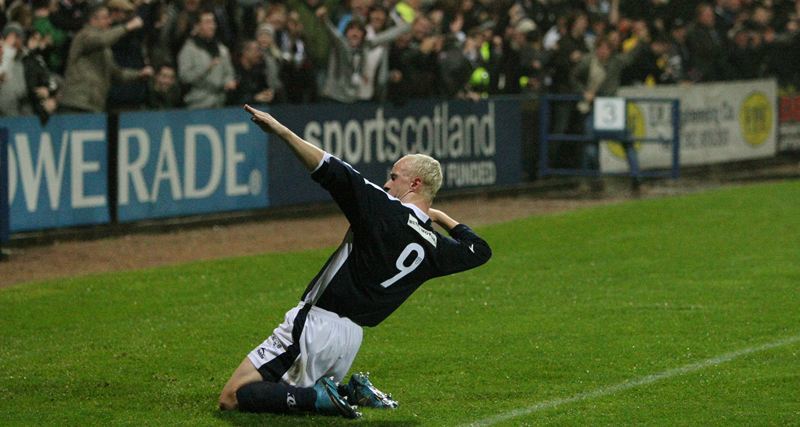 CIS CUP QUARTER FINAL,  Dundee v Rangers.     Dundee's Leigh Griffiths celebrates making it 1-1.