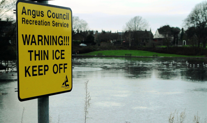 Firefighters had to rescue a spaniel from an icy Keptie Pond in Arbroath.