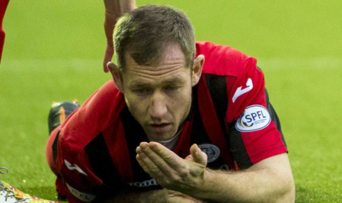 St Johnstone's Frazer Wright (grounded) suffered a broken nose at Kilmarnock on Saturday.