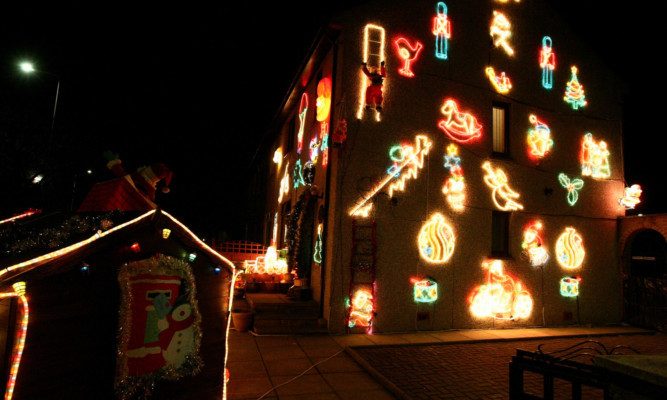 COURIER, DOUGIE NICOLSON, 08/12/14, NEWS.
CHRISTMAS LIGHTS.
Pic shows the house on Balunie Drive tonight, Monday 8th December 2014.