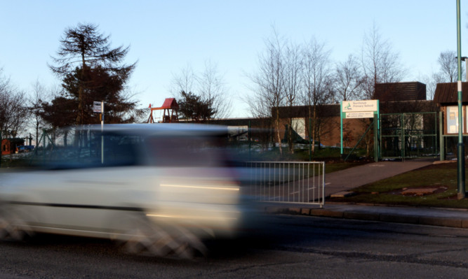 Kris Miller, Courier, 13/03/13. Picture today shows cars speeding past Northmuir Primary School, Kirriemuir.