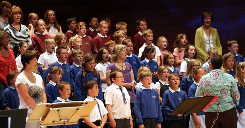 Steve MacDougall, Courier, Concert Hall, Perth. 
1300 schools kids doing Vocalease Day of Song 2010. Pictured, front right is visiting music specialist Davina Lindsay, with some of the children in the background. The children in this picture are from Portmoak, Milnathort and Fossoway Primary Schools.