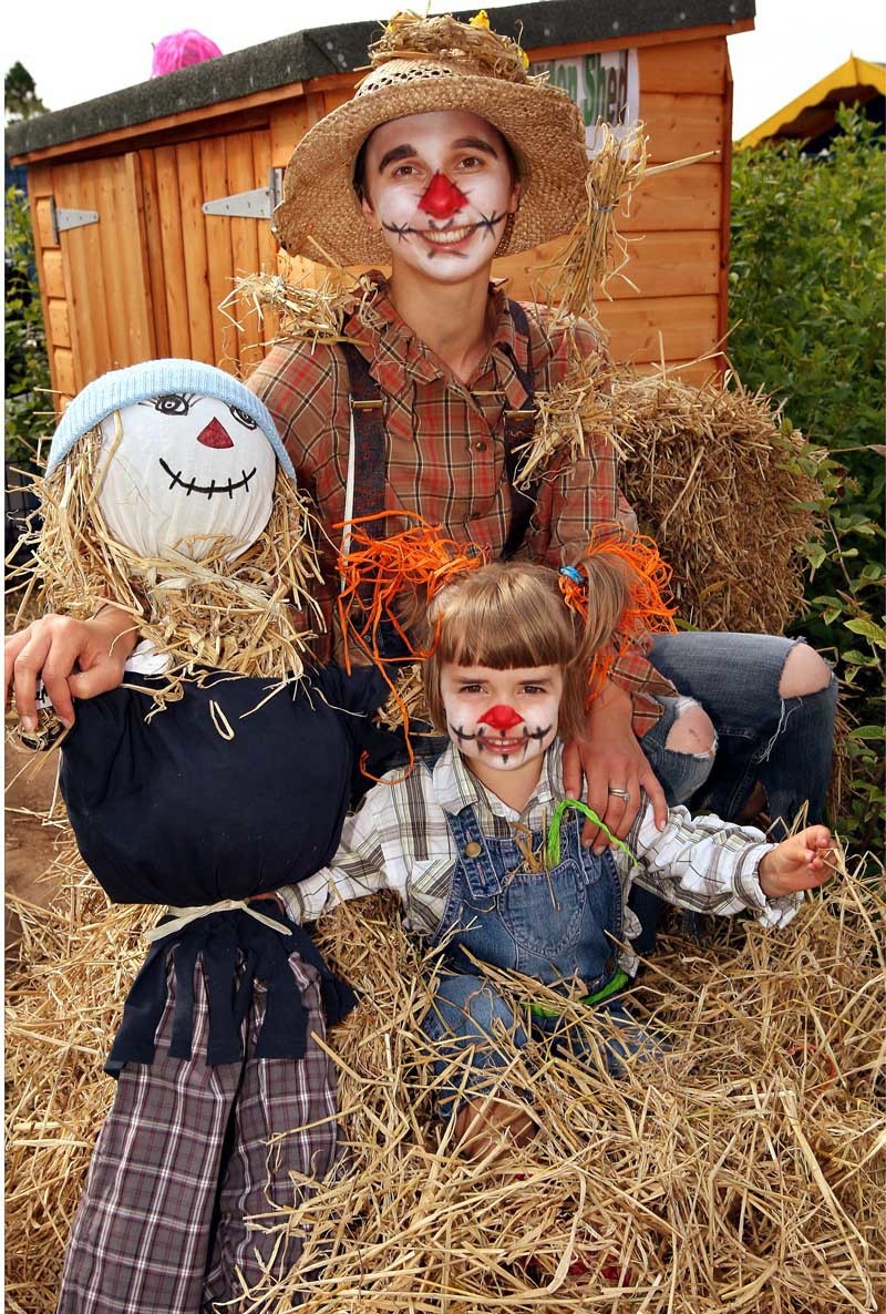 John Stevenson, Courier,23/06/10.Angus.Kirriemuir.Southmuir Primary School Nursery,Scarecrow Festival.Pic shows Agnieszka Walley with her daughter Stephanie and their scarecrow.