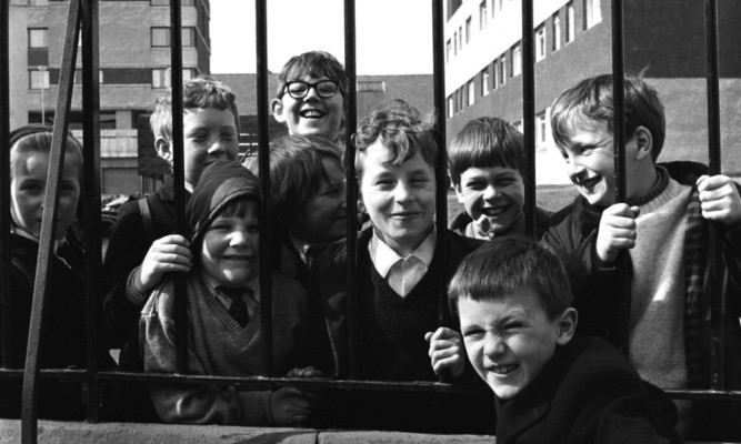 Dundee children looking through railings