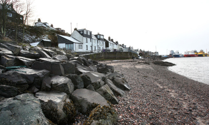 The beach and defences in front of housing in Ferryden.