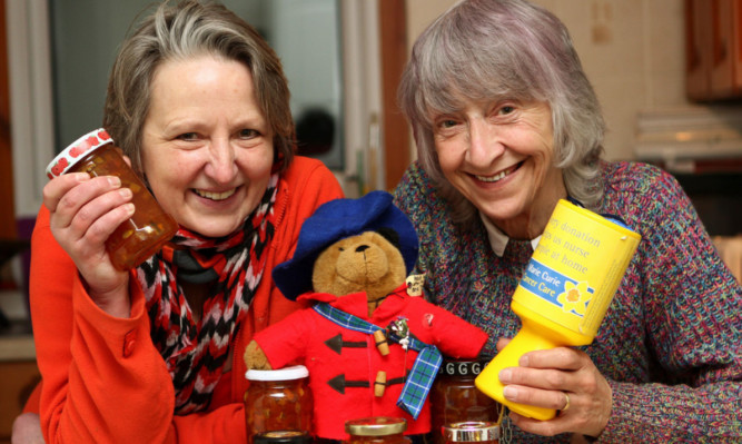 Marie Curie fundraisers Vivienne Moss, left, and Catherine Lawson are encouraging Dundonians to put the citys marmalade firmly back on top in a global competition.