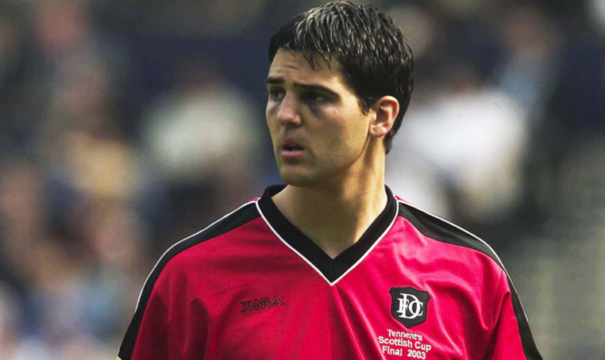 Julian Speroni in action for Dundee in the 2003 Scottish Cup final.