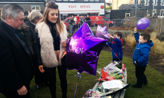 Friends and family gathered in Tayport to pay tribute to Karen Dewar ten years after she was killed.