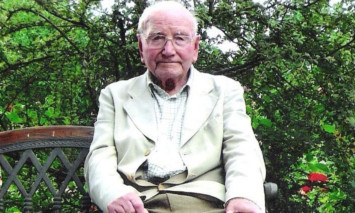 104-year-old Ralph Hoare is taking to Twitter to share his horticultural tips.