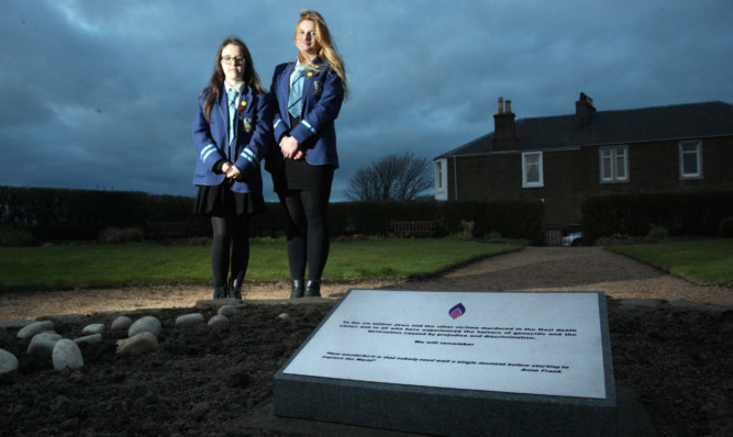 Rachel Lonie, left, and Natalia Wojda with the plaque in Windmill Gardens.