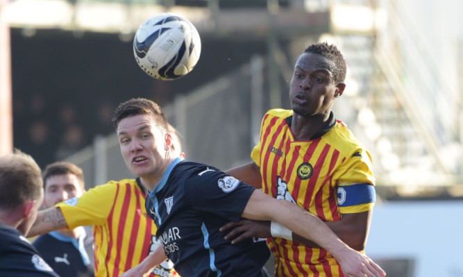 14/02/15 SCOTTISH PREMIERSHIP 
DUNDEE V PARTICK THISTLE 
DENS PARK - DUNDEE
Dundee's Thomas Konrad battles for the ball with Abdul Osman (right)