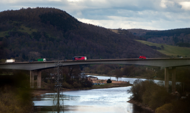 Councilors have given the green light to plans to create a river pontoon under the Friarton Bridge.