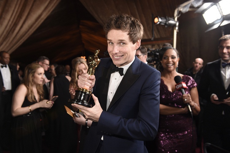 Eddie Redmayne, winner of the award for best actor in a leading role for ?The Theory of Everything?, attends the Governors Ball after the Oscars on Sunday, Feb. 22, 2015, in Los Angeles. (Photo by Chris Pizzello/Invision/AP)