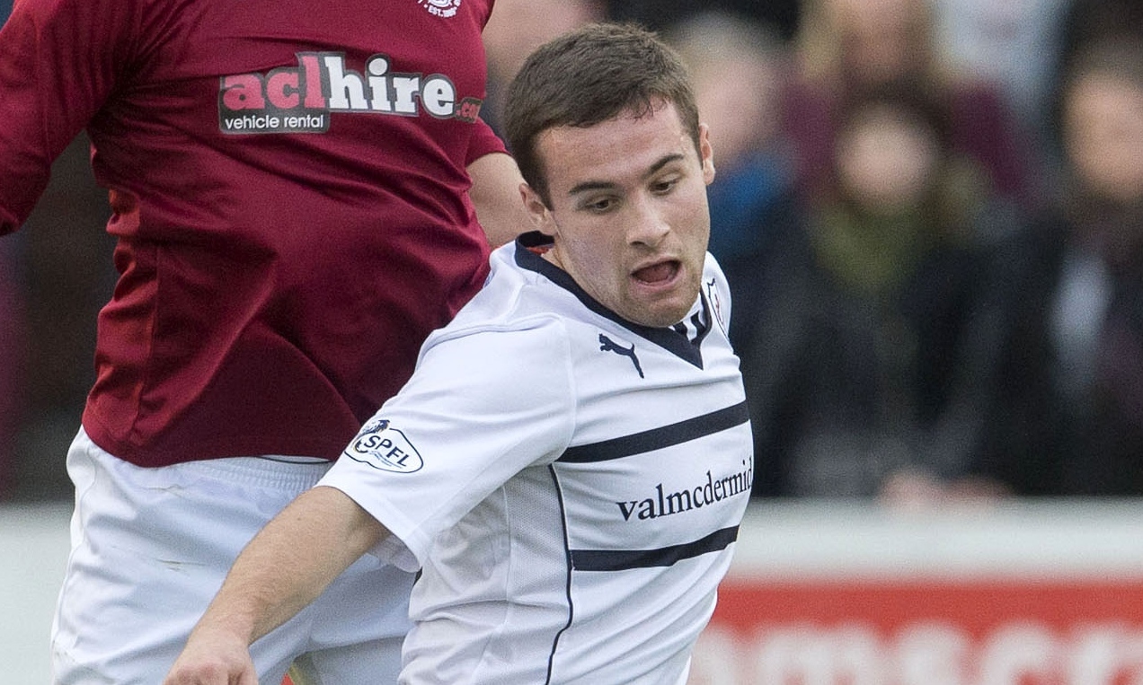 01/11/14 WILLIAM HILL SCOTTISH CUP 3RD RND
LINLITHGOW ROSE v RAITH ROVERS (0-2)
PRESTONFIELD - LINLITHGOW
John Ovenstone (left) of Linlithgow Rose battles with Lewis Vaughan