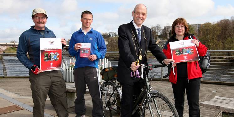 Steve MacDougall, Courier, Viewing Platform, Tay Street, Perth. Launch of Perth800 Guide. Pictured, left to right is Paul McLennan (By-Cycle), Ross McMillan (Outdoor Education Officer), Provost John Hulbert and Sue Roberts (Geo Caching).