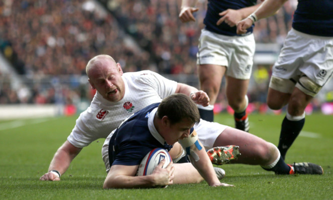 Mark Bennett scores Scotland's sole try at Twickenham.