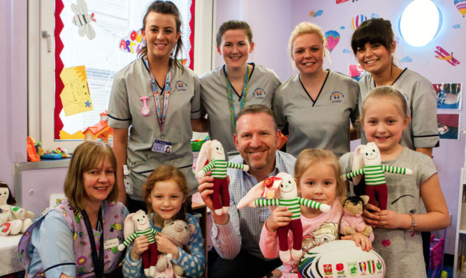 Andy Nicol surrounded by some of the children on the ward, student nurses and staff.