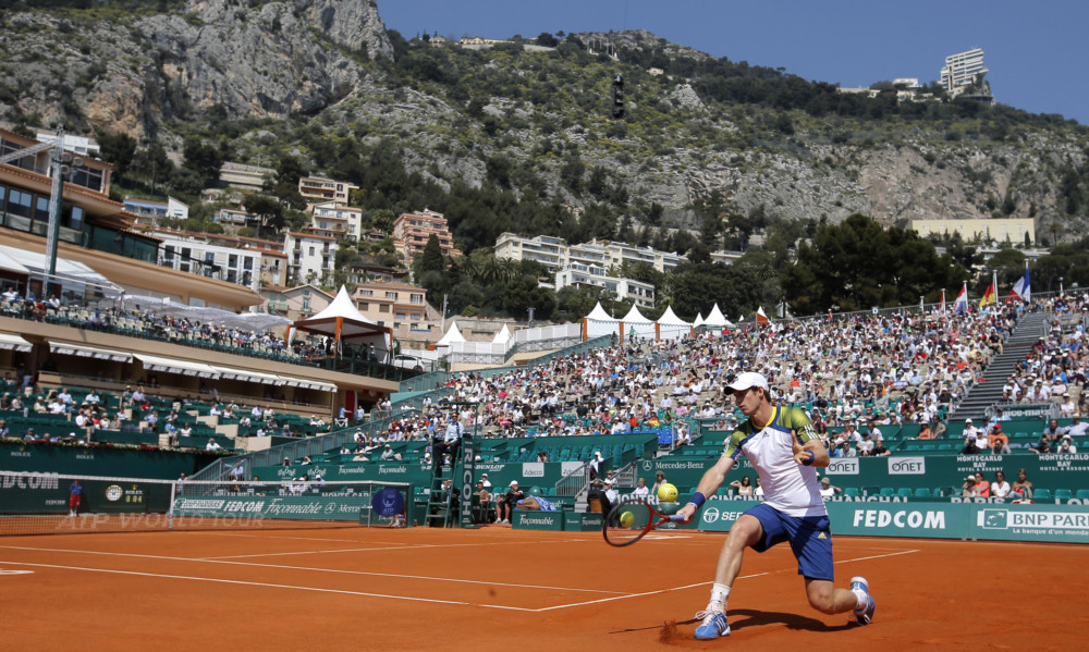 Andy Murray plays a return to Stanislas Wawrinka.