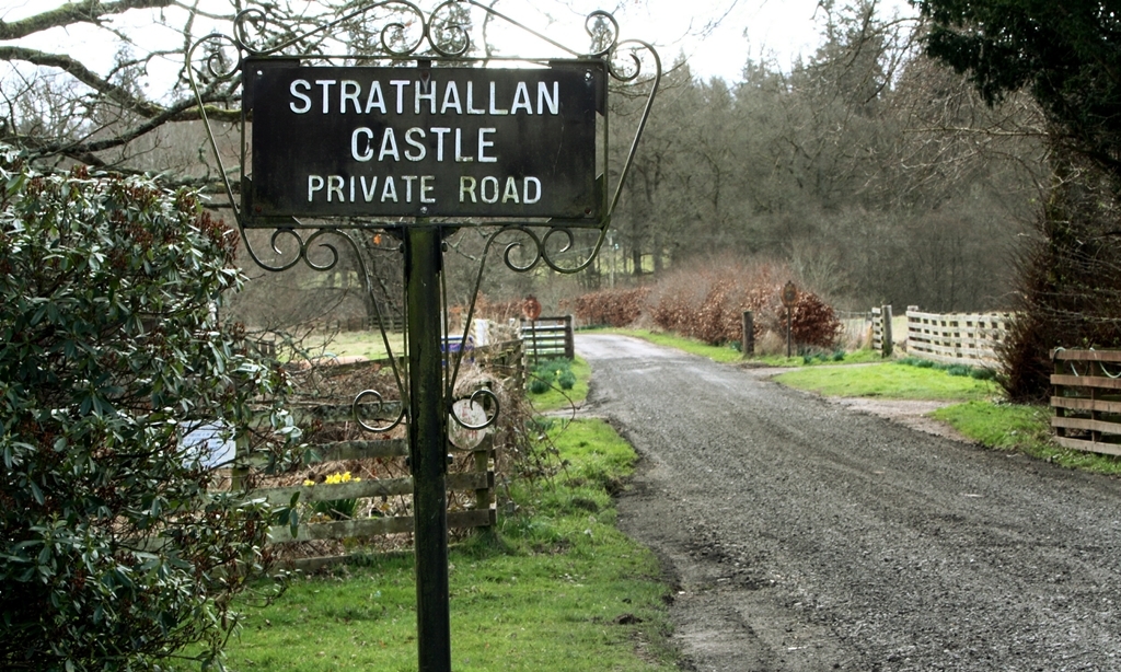 COURIER, DOUGIE NICOLSON, 24/03/15, NEWS.
FOR FILES.
Pic shows a sign at one of the entrances to the Strathallan Castle Estate today, Tuesday 24th March 2015. Story by Perth office.