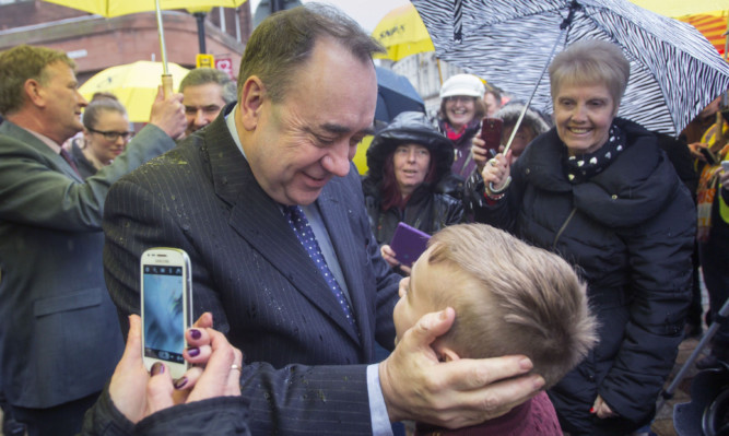 Alex Salmond meets a young supporter in Kirkcaldy.