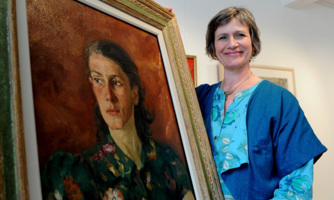 Carolyn with the painting of her mother by Baruch Lopes de Leao Laguna.