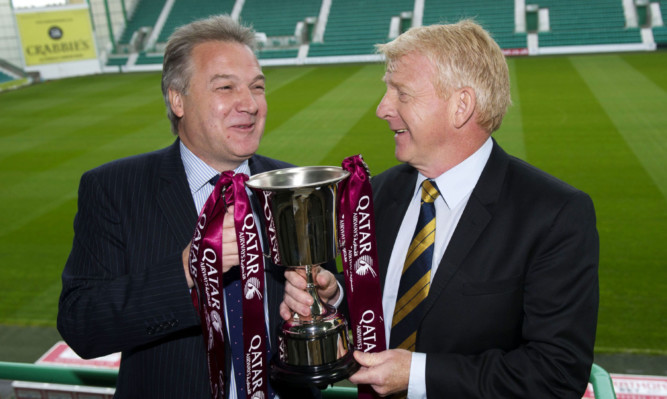 Richard Oliver of the sponsors (left) and Scotland manager Gordon Strachan with the Qatar Airways Cup.