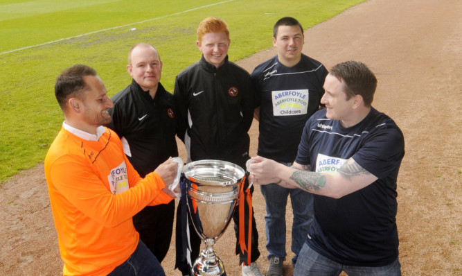 Craig Simpson and Scott Peters are determined to get their hands on the trophy, watched by United team coaches Alex Cooper and Ross Starke and Gary Shields, who will be turning out for the Dundee fans side.