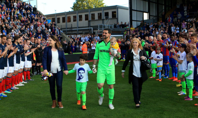 Dundee and Crystal Palace met at Selhurst Park to pay homage to goalkeeper Julian Speroni. Thousands gathered in London to watch the Premier League outfit face the Dark Blues in the Argentine stoppers testimonial.