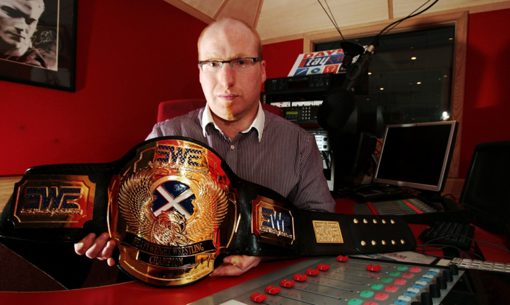 Radio Tay newsreader Alan Smith is getting ready to defend his Heavyweight Wrestling Championship in Dundee.