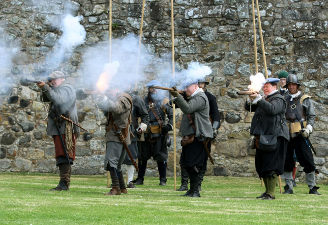 The sound of gunfire and clashing steel was heard at Aberdour Castle as the clock was turned back to the 17th century, when Scotland was torn apart by civil war. Soldiers took to the field to re-enact clashes between troops fighting for King Charles I and the convenant.