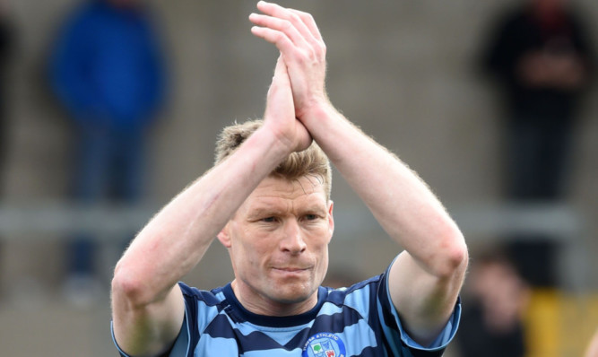 02/05/15 SCOTTISH LEAGUE ONE
FORFAR v AYR UTD
STATION PARK - FORFAR
Forfar's Darren Dods thanks the home support after his side narrowly missed out on the League One title