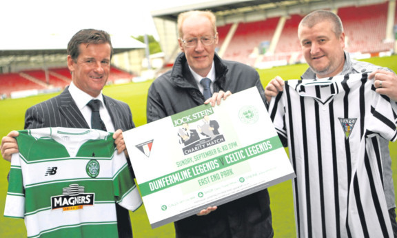 Tosh McKinlay and Scott Thomson, right, with George Stein, Jocks son, at East End Park.