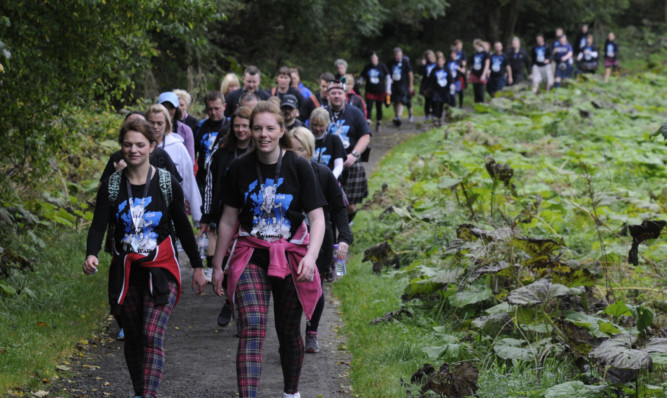 Almost 1,000 people took part in the 2014 Dundee Kiltwalk, trekking between Camperdown Park and Broughty Ferry and back to raise thousands of pounds for charities.